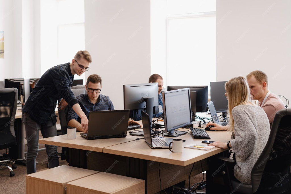 group-young-business-people-working-office_158595-5210.jpg